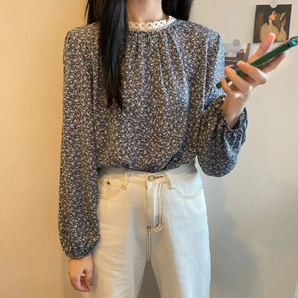 3b82279ccd932813e945663df759aff7.webp Korean version of womens floral chiffon blouse with round collar lace stitching
